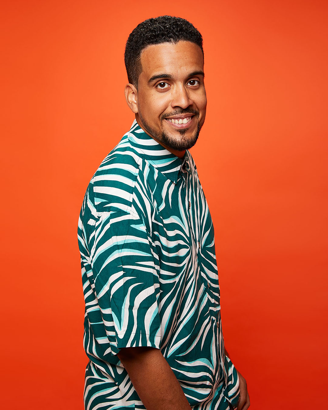 Alex Díaz fondo naranja 3